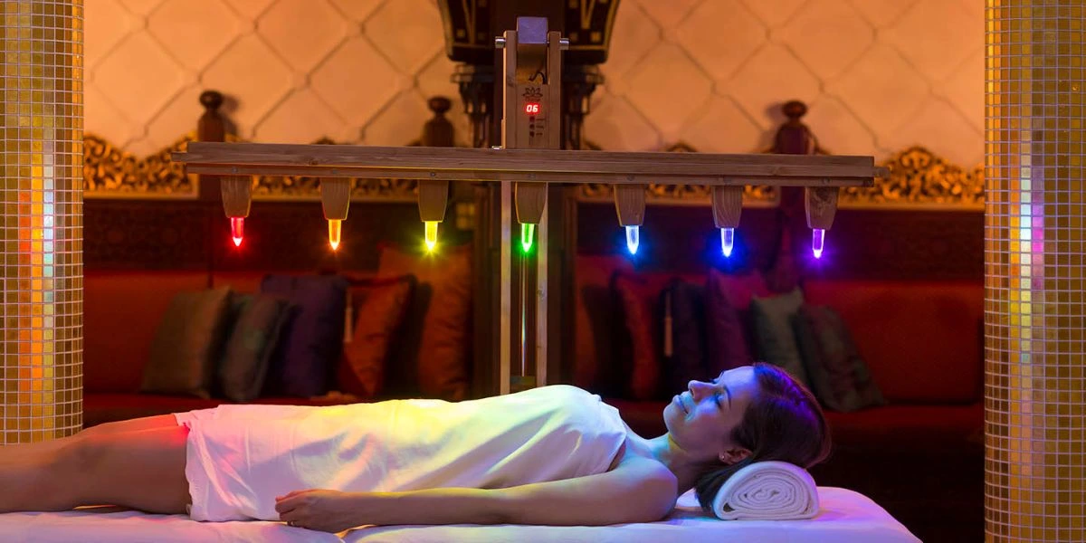 kristalna svetlobna terapija ženska leži pod kristalno terapijo